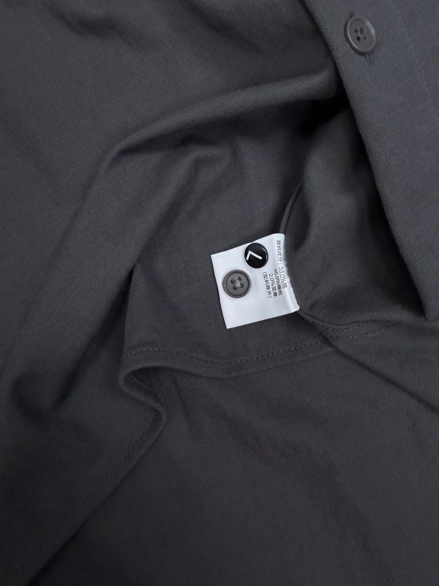 Loro Piana 2026 New Arrival Solid Color Linen Couple Style Lapel Shirt High Version High Version The fabric is made of linen, cotton, nylon composite materials, the whole body is solid color, simple and loose fit, and the leather letter logo embroidery design on the back neck is fashionable and personalized. Super Versatile and good-looking shirt. Very suitable for both men and women. A must-have for everyone. Packaging Tag Collar Label Washed Wheat Complete 👍 Colors: Navy Blue, Gray, Khaki, White Sizes:M-4XL